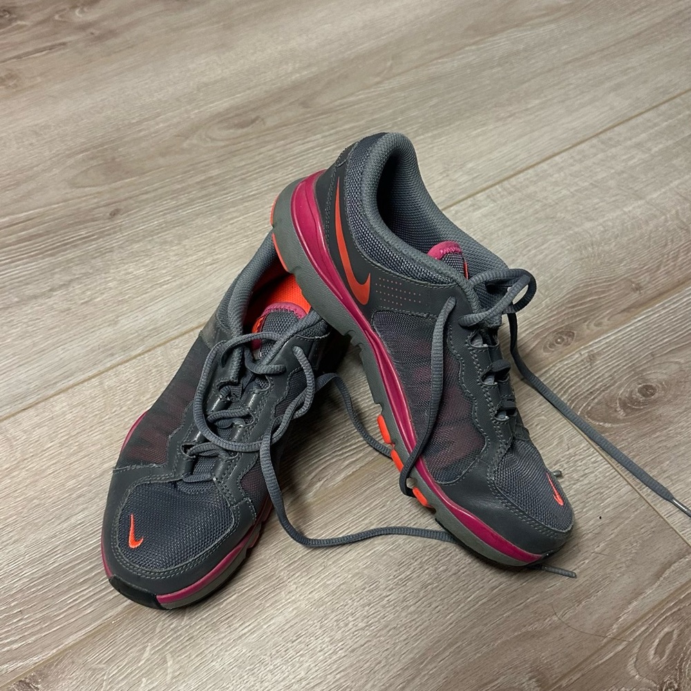 NIKE Tenis Shoes size 7, gray. Like new, WOMEN